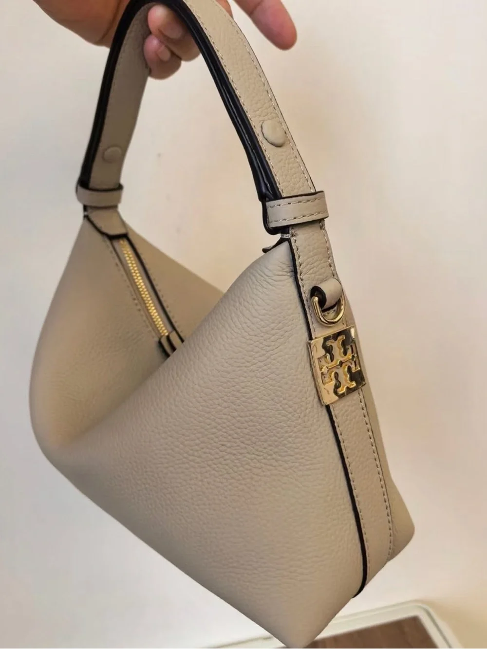 NWT TORY BURCH   MELLOW SHOULDER BAG SOFT CEMENT
